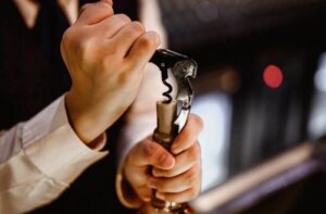 cách mở rượu vang