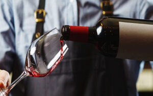 cách rót rượu vang đỏ