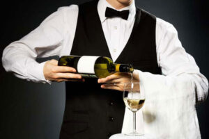 cách cầm chai rượu vang