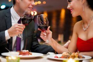 cách cầm ly rượu vang