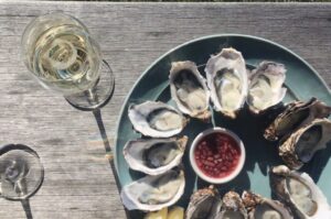 ăn hải sản uống rượu vang gì