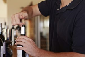 cách đóng nắp chai rượu vang​