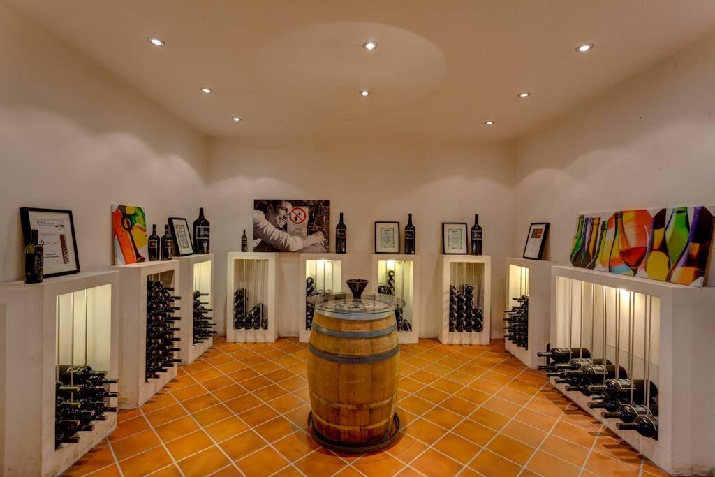 Khi chọn tủ rượu vang cần đảm bảo phù hợp với số lượng và dung tích rượu cần bảo quản