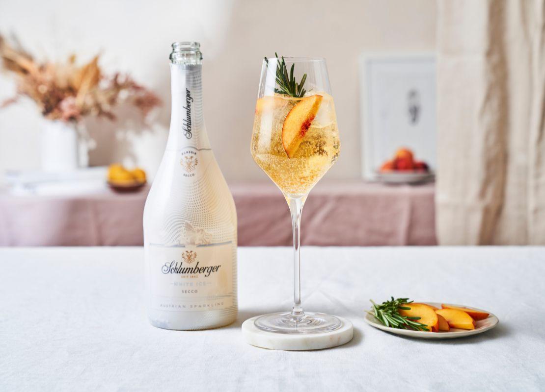 Uống rượu vang với hoa quả mang lại lợi ích cho sức khỏe