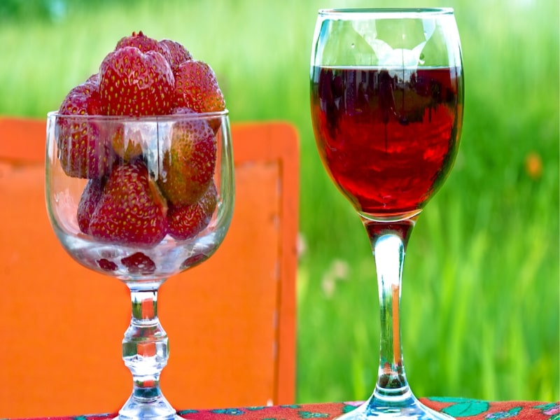 Rượu vang đỏ kết hợp với dâu tây