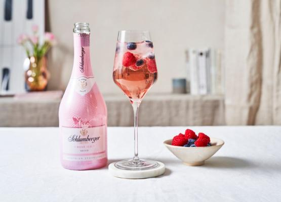 Những lợi ích tuyệt vời khi uống rượu vang kết hợp với hoa quả