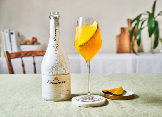 Rượu vang sủi kết hợp với đào