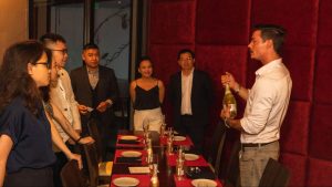 Bàn tiệc rượu vang