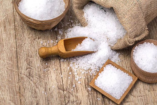 Muối là lựa chọn tối ưu nhất khi váy cưới không may bị dính rượu vang