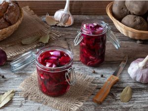 Rượu vang ngâm hành tây