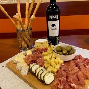 đồ nguội uống rượu vang