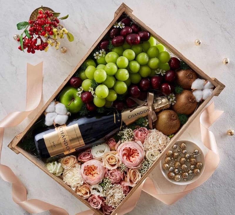 Trái cây tươi và các loại hạt là những bổ sung tuyệt vời cho khay đồ nguội